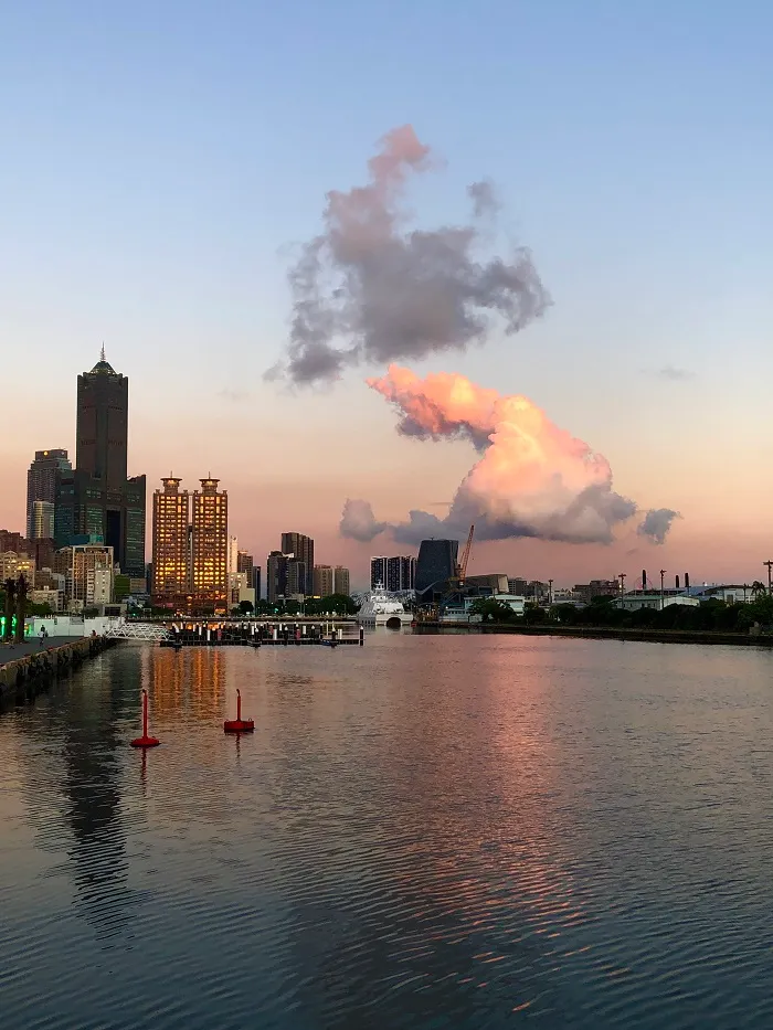 天空中的雲彩很有戲，下面那一朵，我想到超人（伸直雙臂）在空中飛翔，你呢？