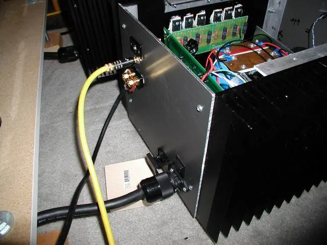 上圖可以看出機箱的背版及晶體的固定方式,在此提醒大家 MOSFET 與機箱的絕緣別忘了