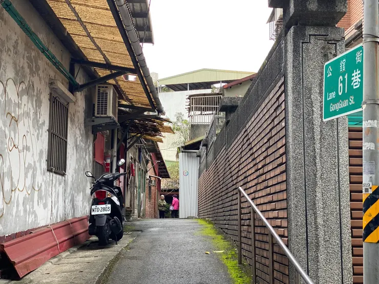 頂公館老聚落，回望公館街61巷。兩位地方婦人正在閒談