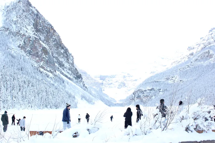 結冰的Lake Louise,聽說夏天的時候湖水是藍綠色的,可以在上面划船。