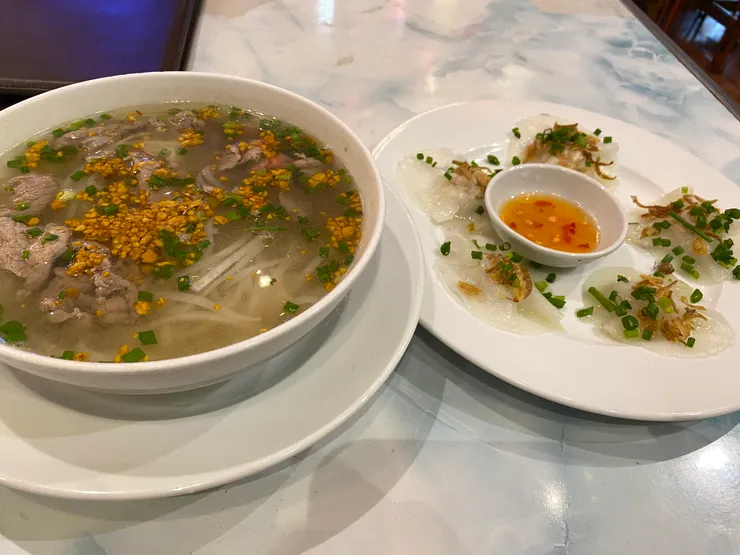 照片中右側就是「白玫瑰」本人