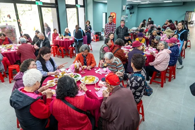 新年話圍爐，長輩開心參與，一起熱鬧。