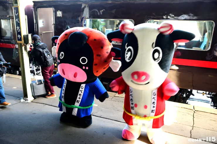 列車抵達標茶站後，當地的吉祥物便出現在月台迎接旅客