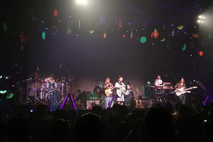 短暫看清楚台上演出者的片刻