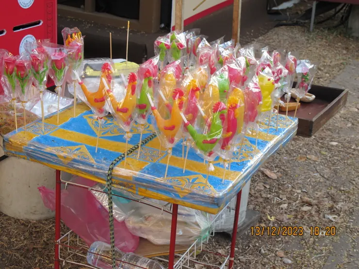 這些就是手捏的糖公仔了。年青一輩沒見過吧。