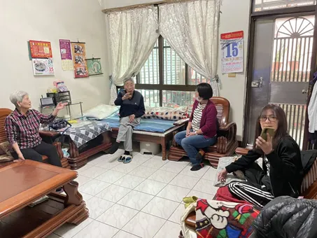 （圖說：陪同社工探訪雙老家庭，社工提供社會資源，傳道人提供靈性關懷，為家庭中的每一位成員祝福，傳遞基督的愛。）