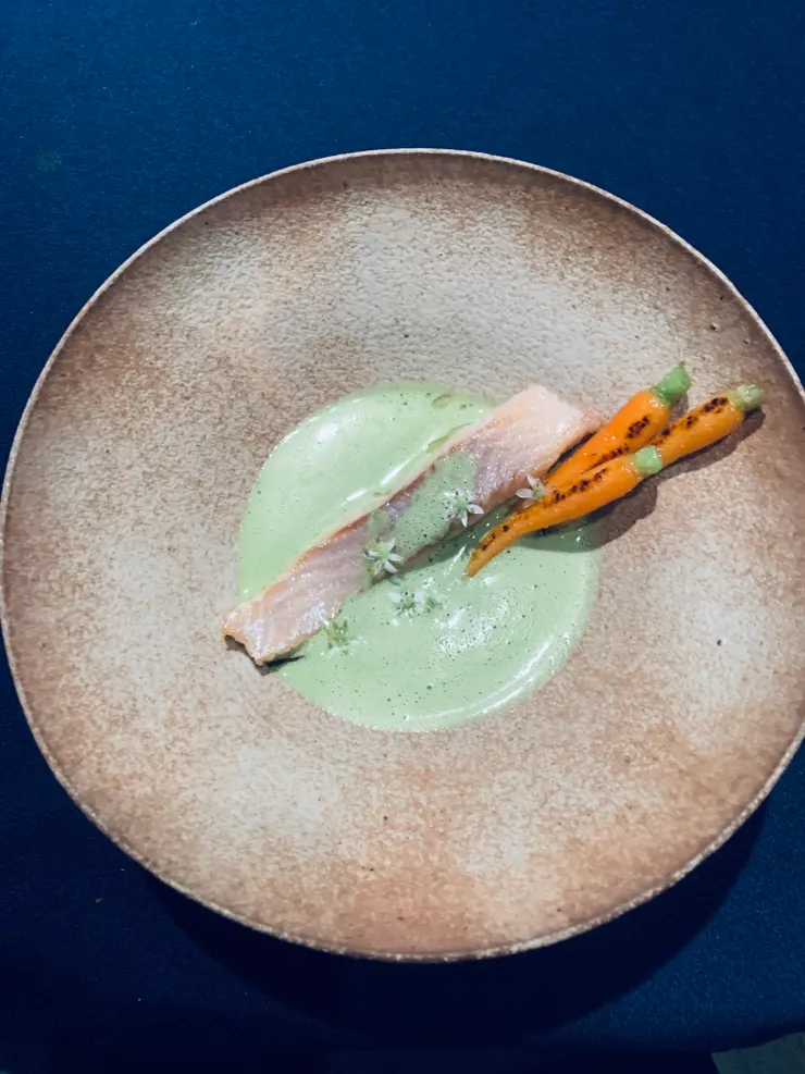 開心果醬汁佐鱒魚，還沒吃一半已經開始飽了(大驚)