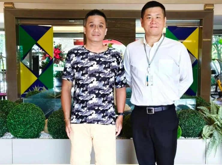 ▲墾丁凱撒大飯店總經理 郭軒作（右）與《創新聞》小編合影，雙方就觀光產業趨勢與品牌發展進行交流。