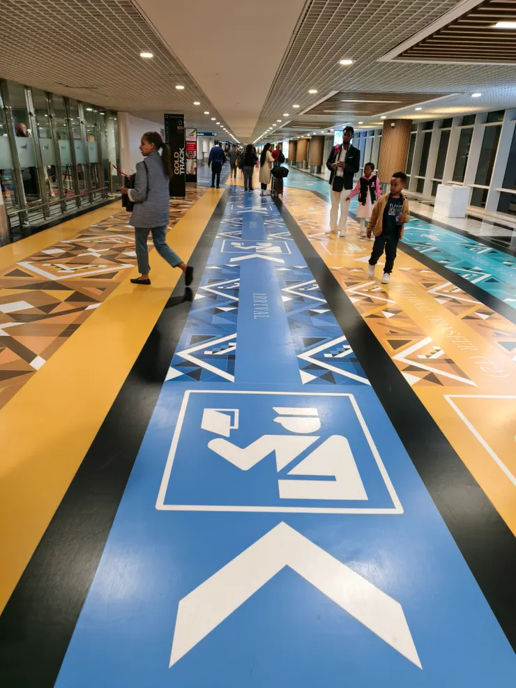 衣索比亞阿迪斯阿貝巴機場下機後，地上的指標非常醒目。藍色是前往移民局的指標，右側藍綠色是前往國內線出發的指標。