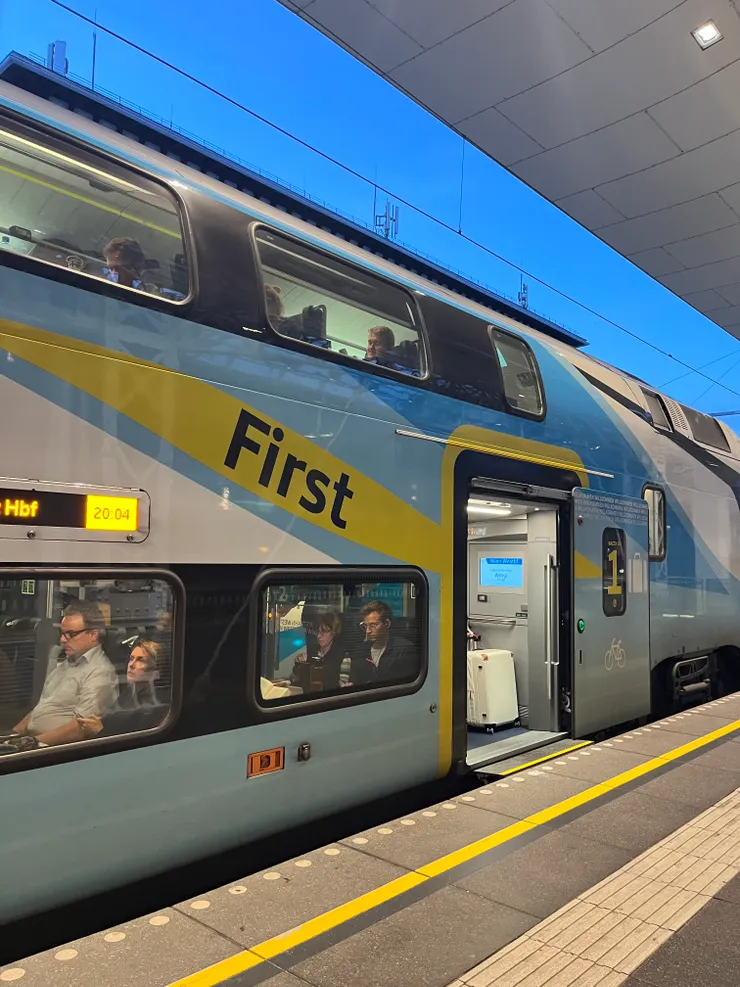 我們回維也納搭的私鐵，很便宜，比奧地利國鐵便宜，推推，感謝伴侶找到這間私鐵