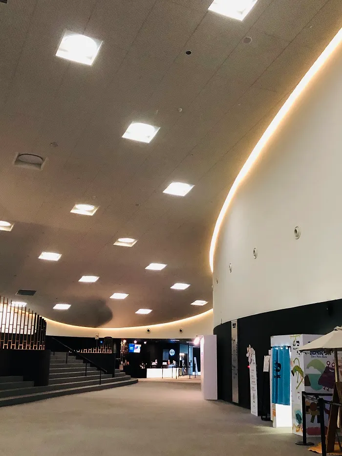 內部設計很有現代的時尚感，如果不說是藝文中心，會以為是百貨公司。