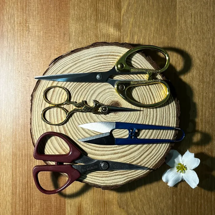 隨著越來越投入手工藝的世界,默默地剪刀就越來越多了耶XD