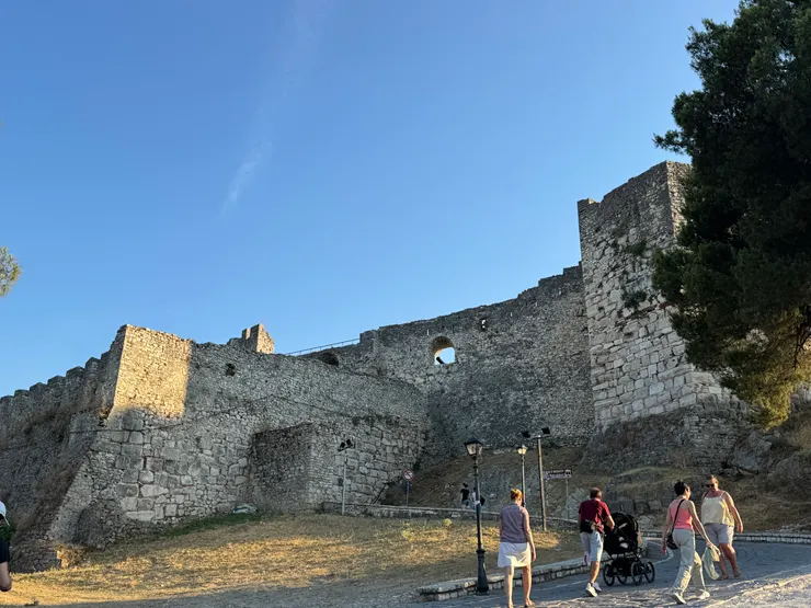 城堡的主要入口，可以感受到中古世紀攻城方爬到此地抬頭時的絕望