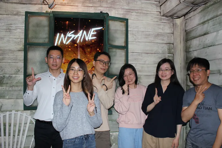 居然還笑得出來照