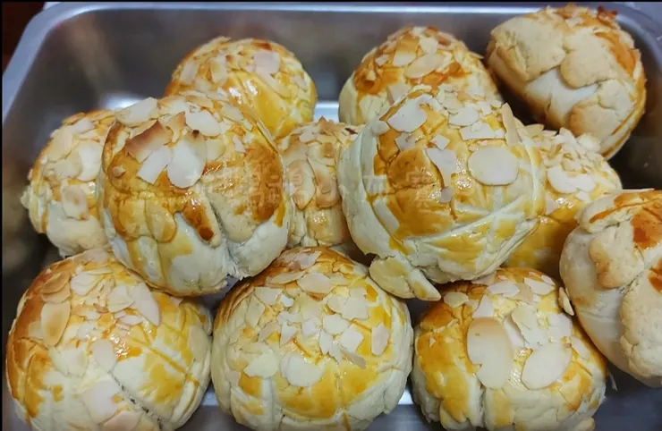圖片來源：灰鸚鵡小灰寶貝《【蛋黃酥DIY】手工製作螺旋芋頭蛋黃酥＆菠蘿蛋黃酥》https://www.potatomedia.co/s/rVqlny9
