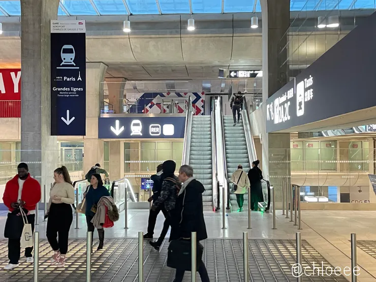 搭機場接駁到第二航廈，跟著RER標誌搭火車