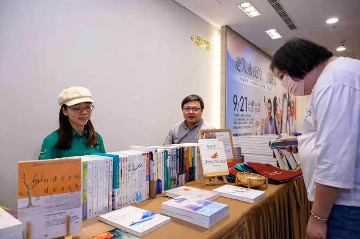 左邊為兔兔店長，右邊為謝醫師的先生林祐丞醫師   攝影｜李明宜