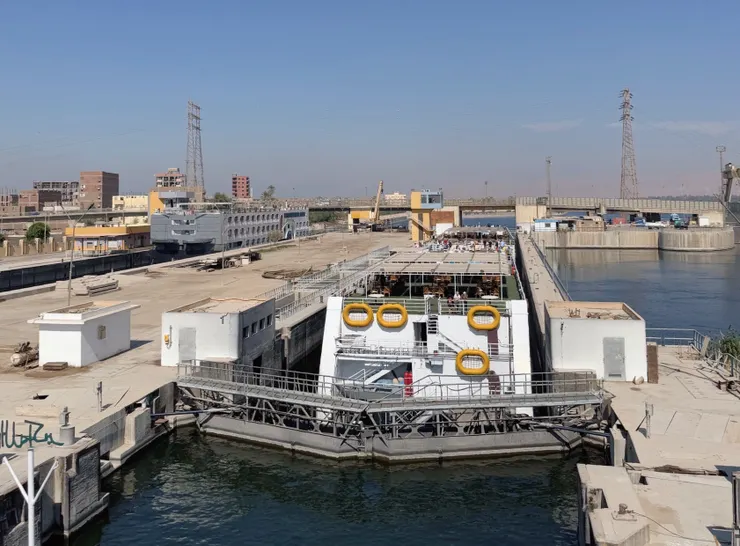 關上的水壩閘門，我們是下一批～