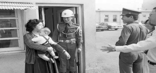 美軍顧問團已撤離，美國在台協會台北辦事處正式開始作業，市民前往查看（1979年4月16日台灣新生報記者拍攝。圖片來源：國家文化記憶庫）