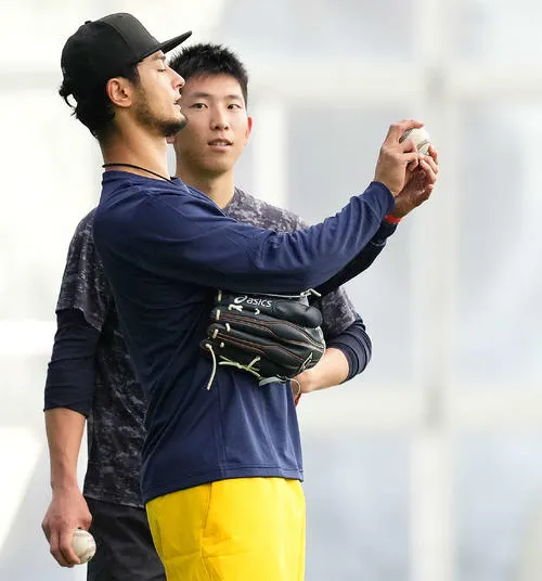 達比修有和戶郷翔征