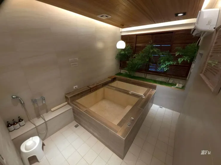 空間乾淨度維持得不錯， 沒有老舊溫泉館常見的潮濕霉味。整體洗浴泡湯空間適中。