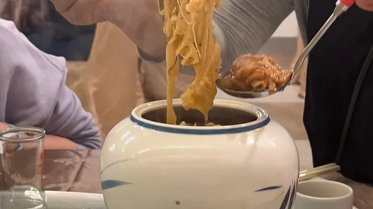 預約限定的宴客級「招牌佛跳牆」！甕裡裝滿干貝、海參，還有燉得入口即化的排骨，湯頭濃郁鮮甜。