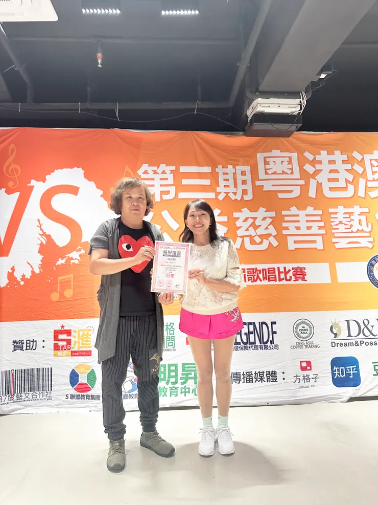 冠軍：謝偉秋子(右)