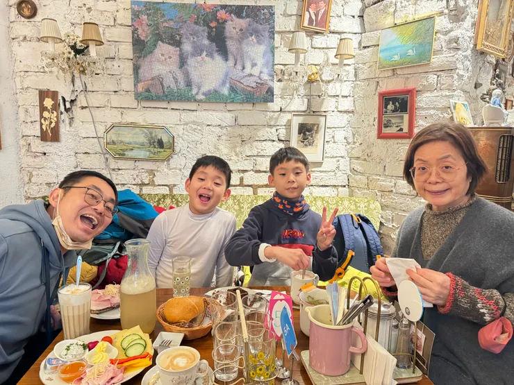 一家人分別點了小早餐、大早餐和蛋糕套餐，各式咖啡熱茶檸檬氣泡水喝到飽