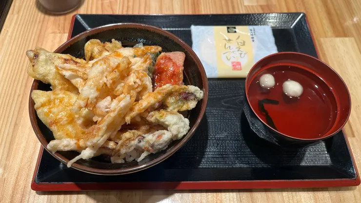 看似簡單的丼飯，隱藏著濃郁的海味。