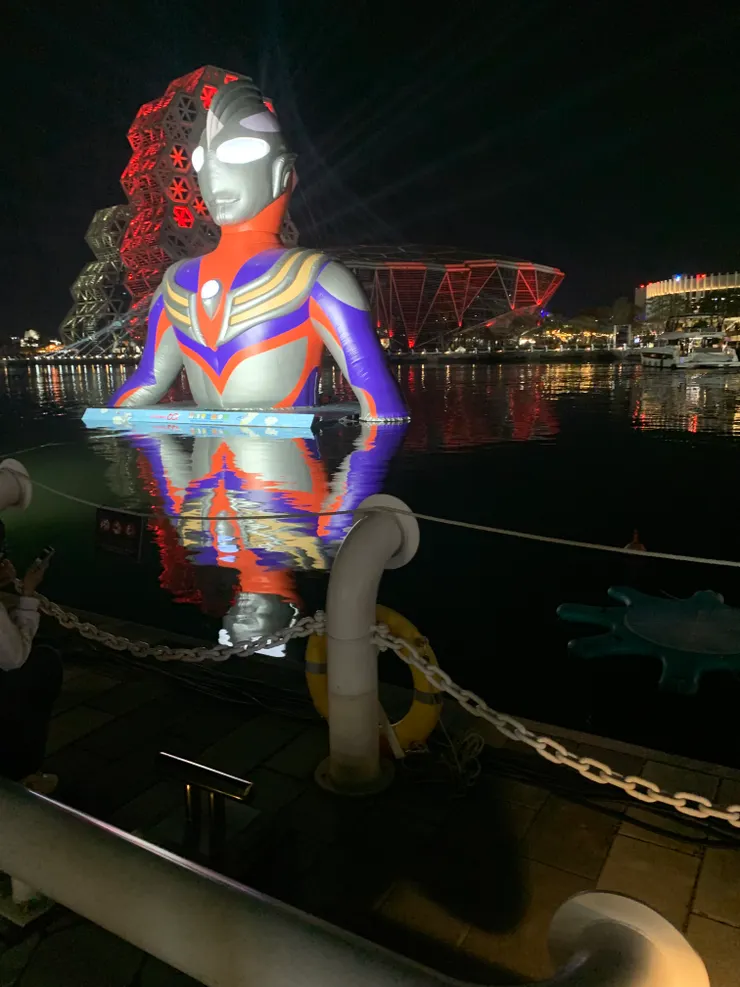 河面倒映著鹹蛋超人