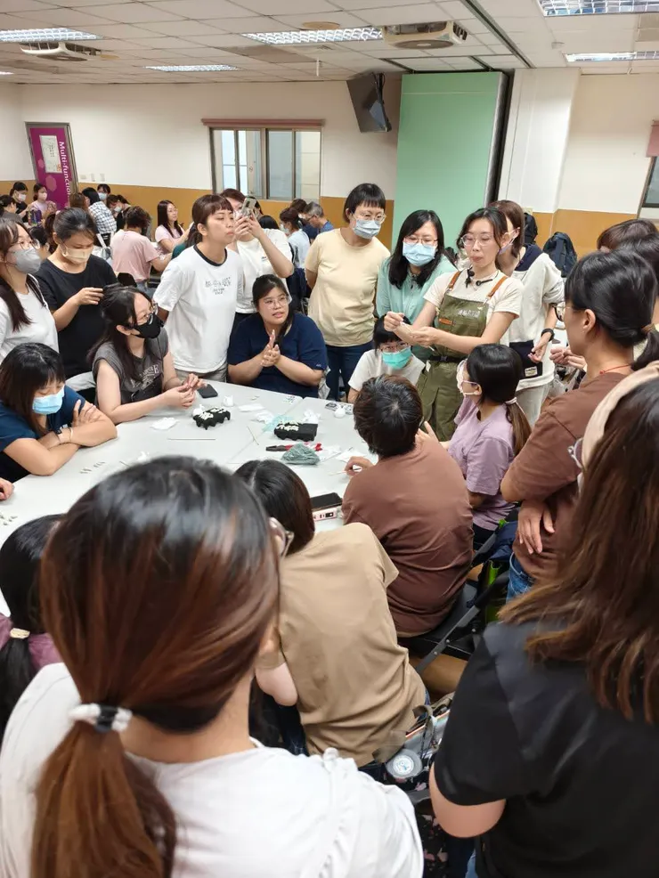 簡報+圖片講解後,Angie老師在大家的包圍下逐桌示範