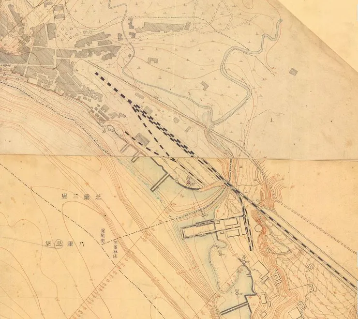 淡水站周邊地圖，南側岔出支線往殼牌倉庫（圖片來源：台灣百年歷史地圖─淡水港市街圖(1913)）