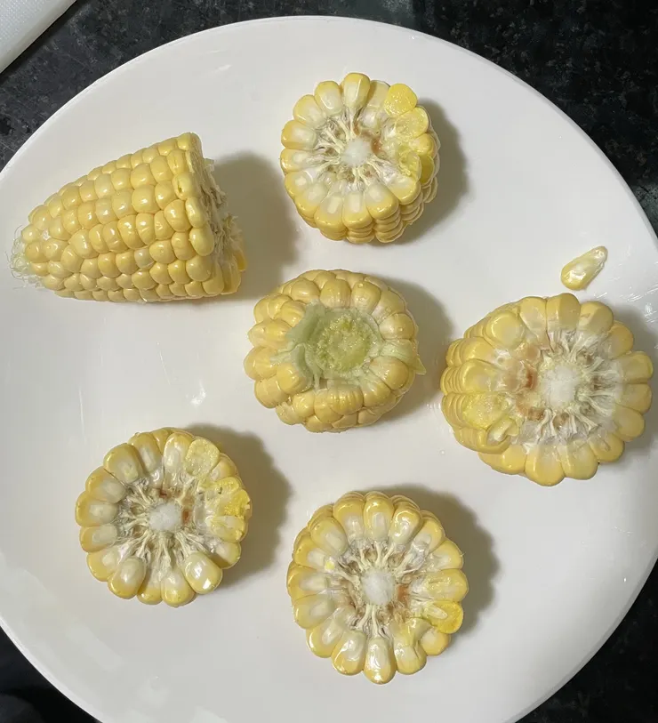 用此方法可比較容易的切玉米。