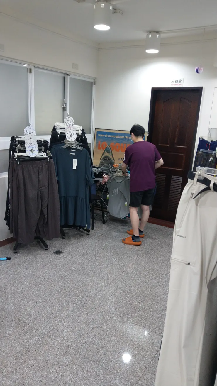 原有的衣物陳設區，可以看見既有的門窗