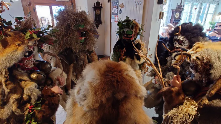 兒童版醜陋除夕老人於餐廳中合唱 Zäuerli。(攝影/陳宜彣)