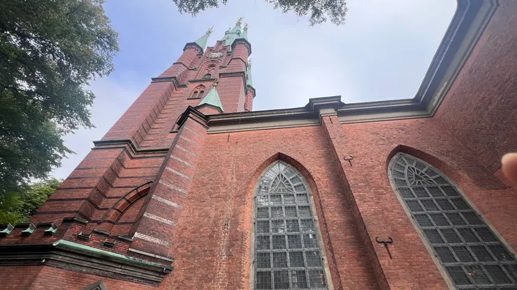 壁鎖又稱鐵剪刀用來錨定楹檁與磚牆，避免楹檁因牆體沉陷而掉落。