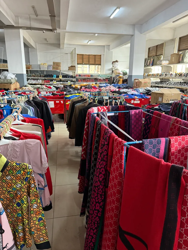 大賣場的衣服們，真的很像30年前的臺灣啊