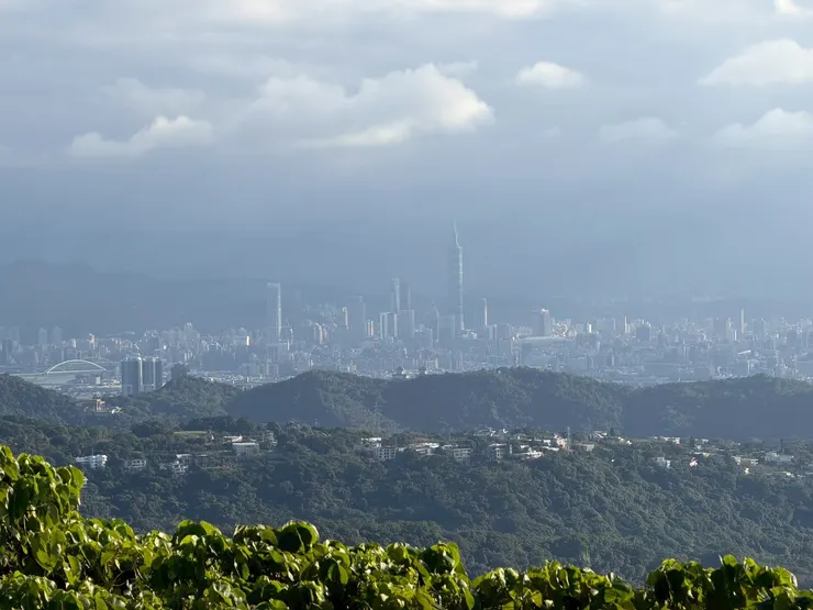 他說，能在這裡捕捉到最純粹的陽明山光影及市景。