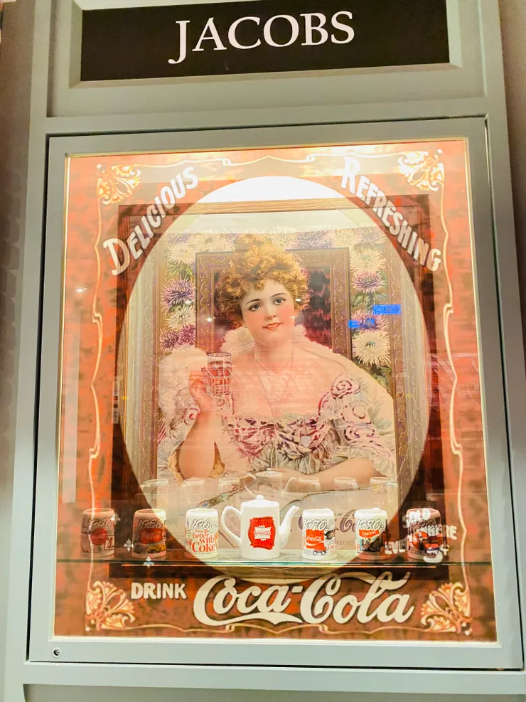 這是請當時的歌劇名媛拍攝的廣告