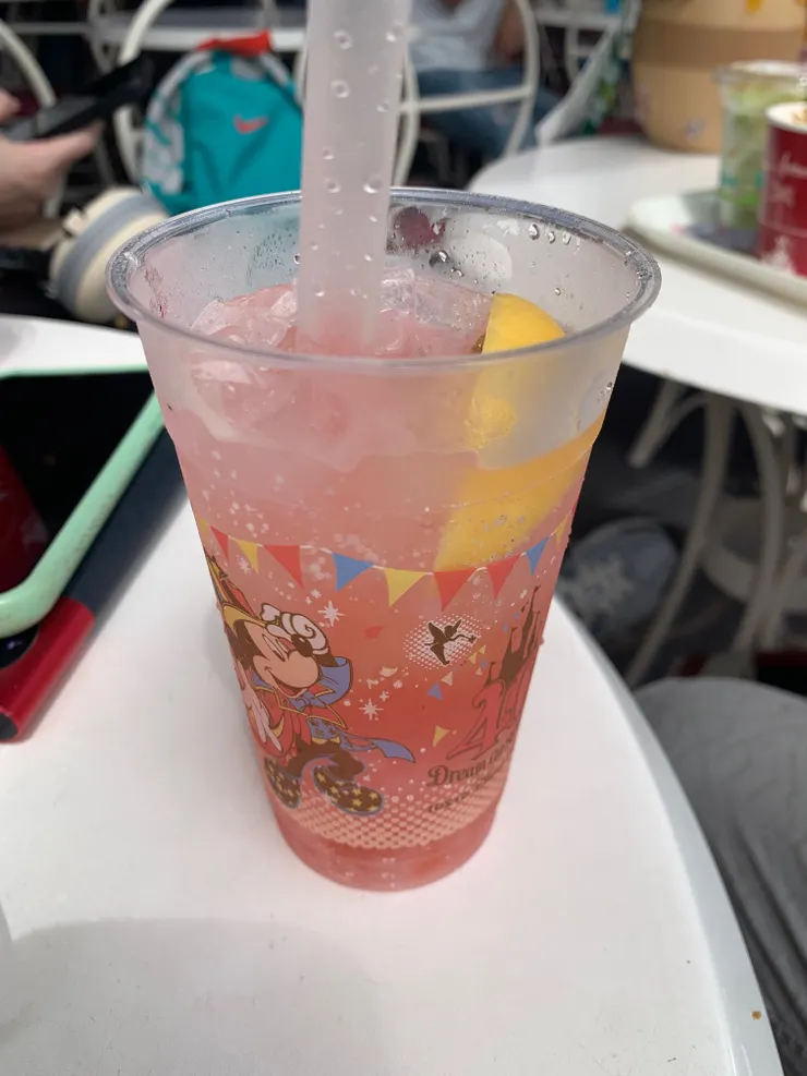 40週年限定杯子很可愛，當下很想洗乾淨帶回家。