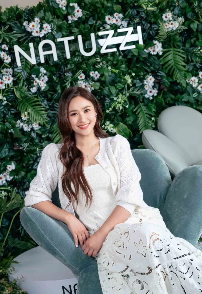 ▲吳姍儒Sandy坐上 NATUZZI 義大利總部送的開幕禮「Fiore花瓣椅」，感覺自己像是被花朵擁抱。(照片提供 NATUZZI拉圖誌)