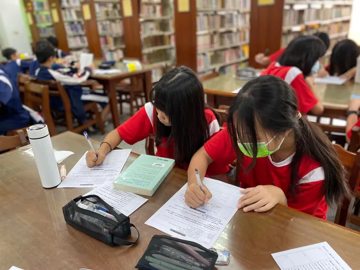 兩個小女生選中了一本書是在講12個人格，很有趣，不知道閱讀的過程中，是不是能夠發現屬於他們的人格取向😉