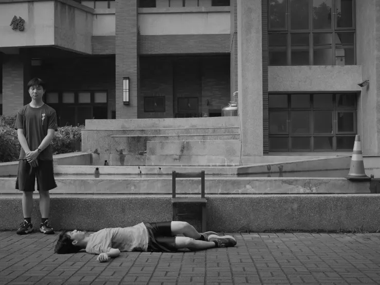 (對，他就原地倒下死了。影像來源：《Staring Into the Sun》) 