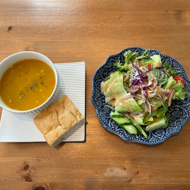 金瓜濃湯與沙拉