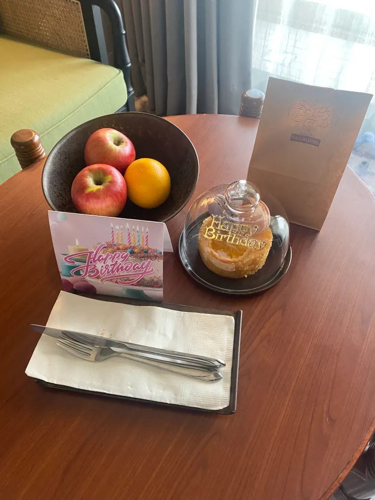 迎賓水果和慶生蛋糕