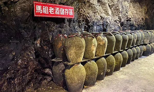 八八坑道內的老酒甕