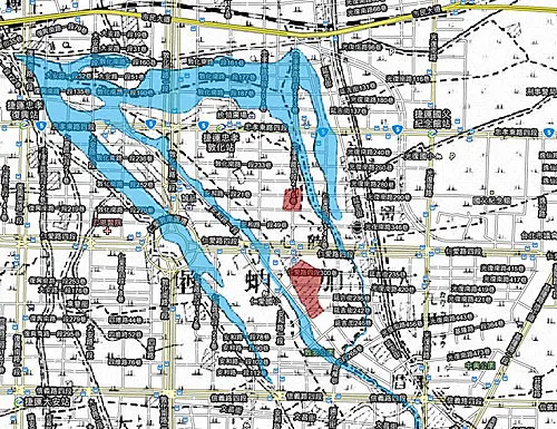 1905年《臺灣堡圖》與現在地圖重疊後，可見東區遍布溪流與埤塘