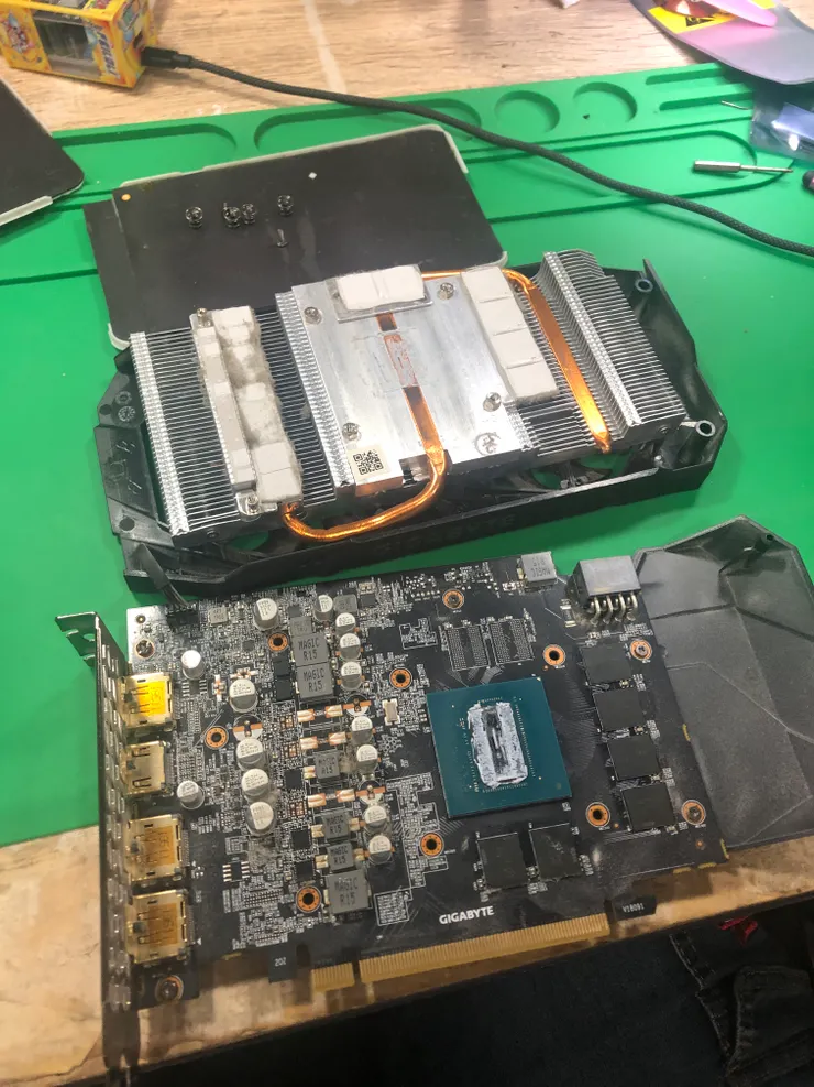 顯示卡打開後，僅有一些揮灰塵。