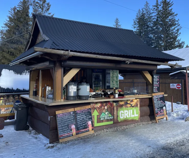 滑雪滑累了可以到山頂觀光客一條街吃好吃的烤肉