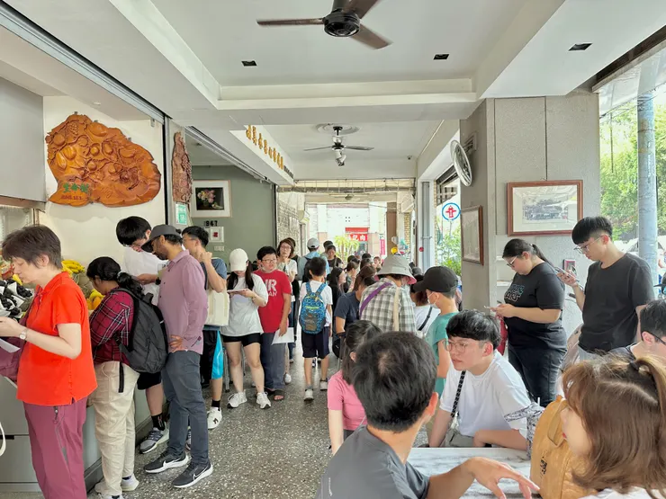 莉莉冰果店因為生意很好，只要天氣一熱起來，店家外的座位區就會佔滿整排騎樓，相當霸氣